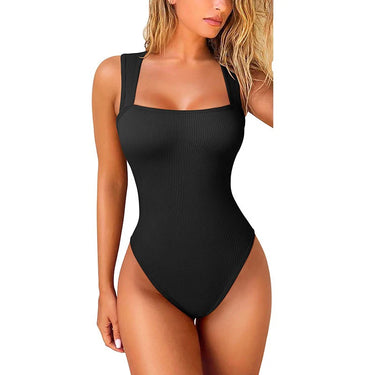 Femme portant un body gainant ventre plat noir - cocoonease